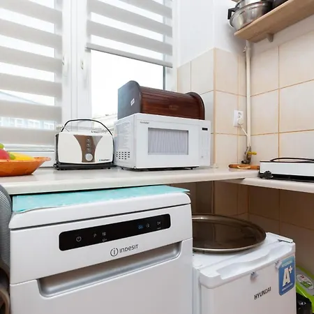 Metro Politechnika Studio Konstytucji By Renters *